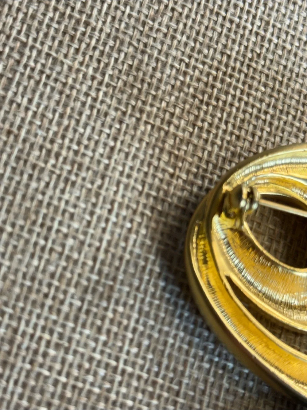 Vintage Modernist Minimalist Matte Gold Tone Swirl Oval Brooch‎ 2.25
